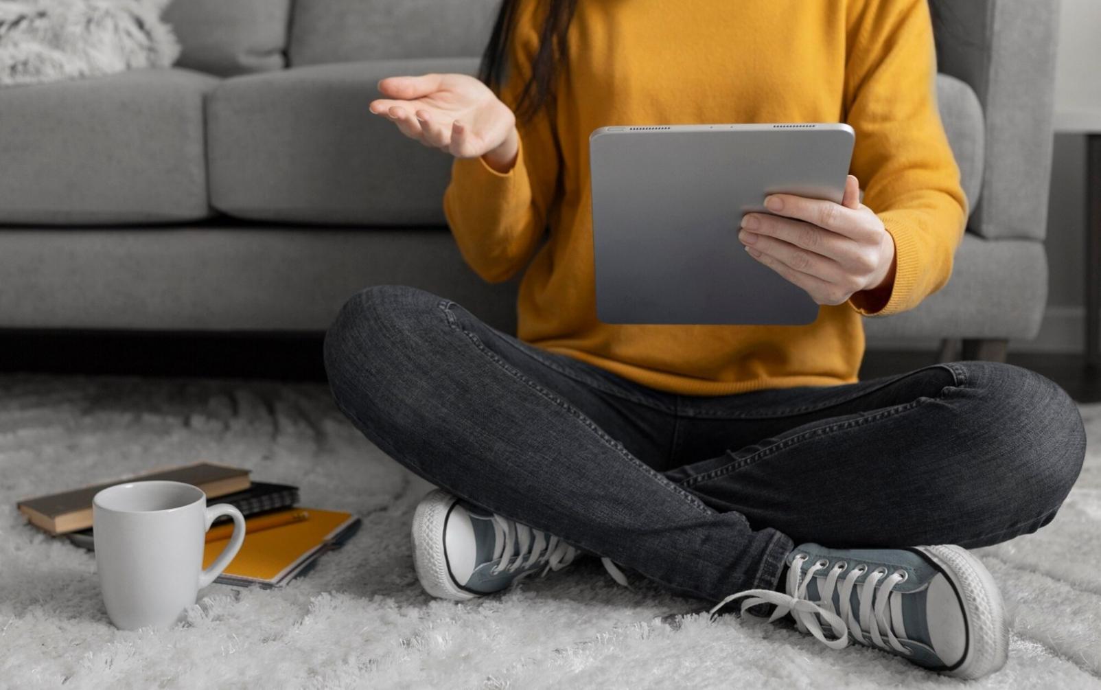 Análisis financiero con documentos y laptop mostrando gráficos de rendimiento